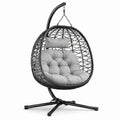 Chaise suspendue en résine tressée et acier avec coussin gris