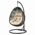 Chaise suspendue en rotin avec coussin beige et support en métal